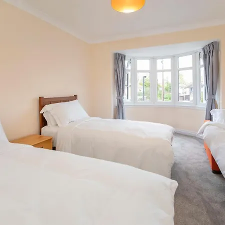 Six Bedroom - Five Bedroom Main House With One Bedroom Garden - Centre *