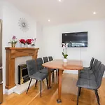 Six Bedroom - Five Bedroom Main House With One Bedroom Garden - Centre