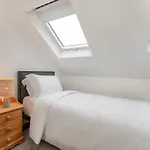 Holiday home Six Bedroom - Five Bedroom Main House With One Bedroom Garden - Centre