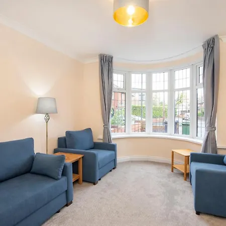 Five Bedroom House Centre - Peace House - 56 Sycamore Terrace *