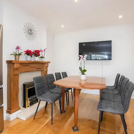 Six Bedroom - Five Bedroom Main House With One Bedroom Garden - Centre