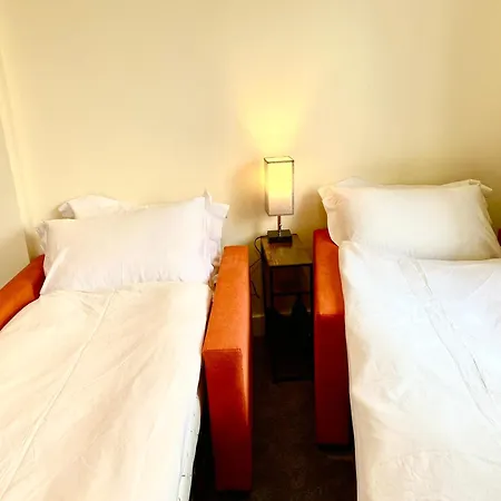 Six Bedroom - Five Bedroom Main House With One Bedroom Garden - Centre *