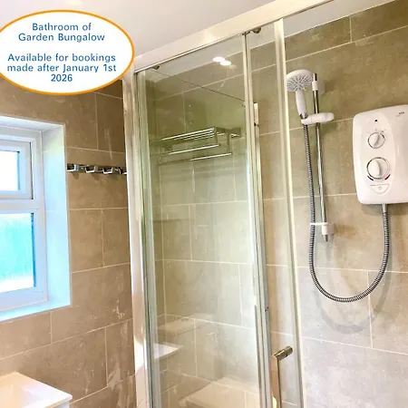 Six Bedroom - Five Bedroom Main House With One Bedroom Garden - Centre 펜션 요크