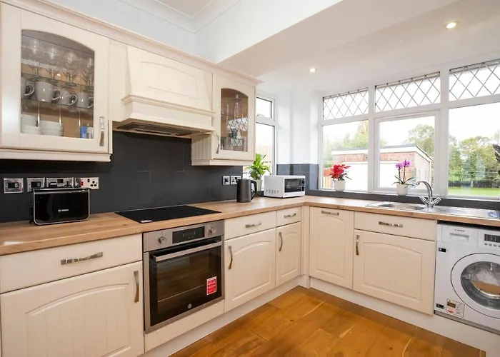 Six Bedroom - Five Bedroom Main House With One Bedroom Garden - Centre York