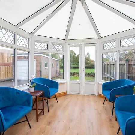 Six Bedroom - Five Bedroom Main House With One Bedroom Garden - Centre * York